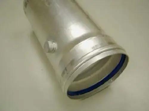 Helles, zylindrisches Abgasrohr aus Metall mit einem blauen Dichtungsring an der unteren Kante. Hersteller ist Remeha.